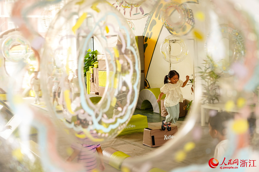 孩子們正在老師的帶領下上體能游戲課。人民網 章勇濤攝