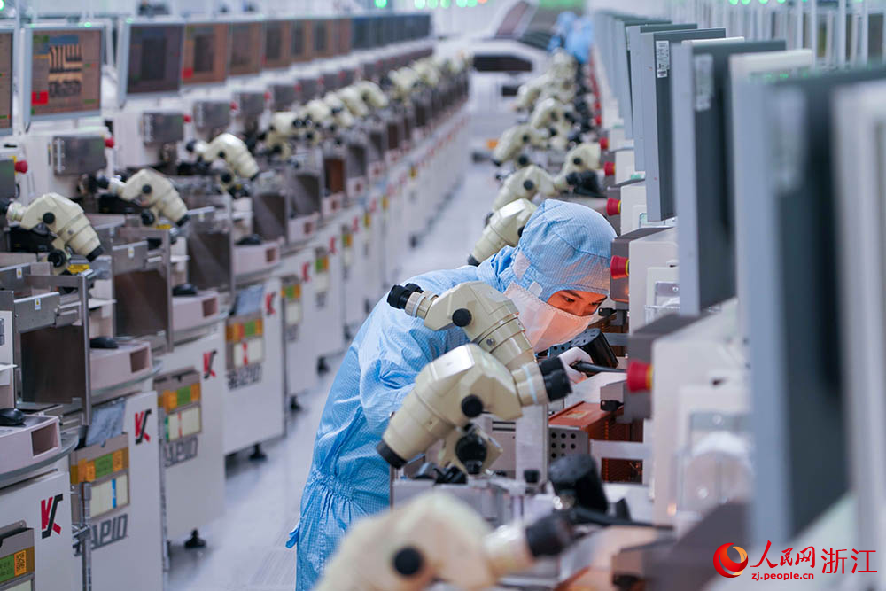 近日，在浙江省余姚市中意寧波生態園一封測企業的自動化生產線，依托智能控制系統，實現全流程數字化管控，大幅提升生產效能。人民網 章勇濤攝