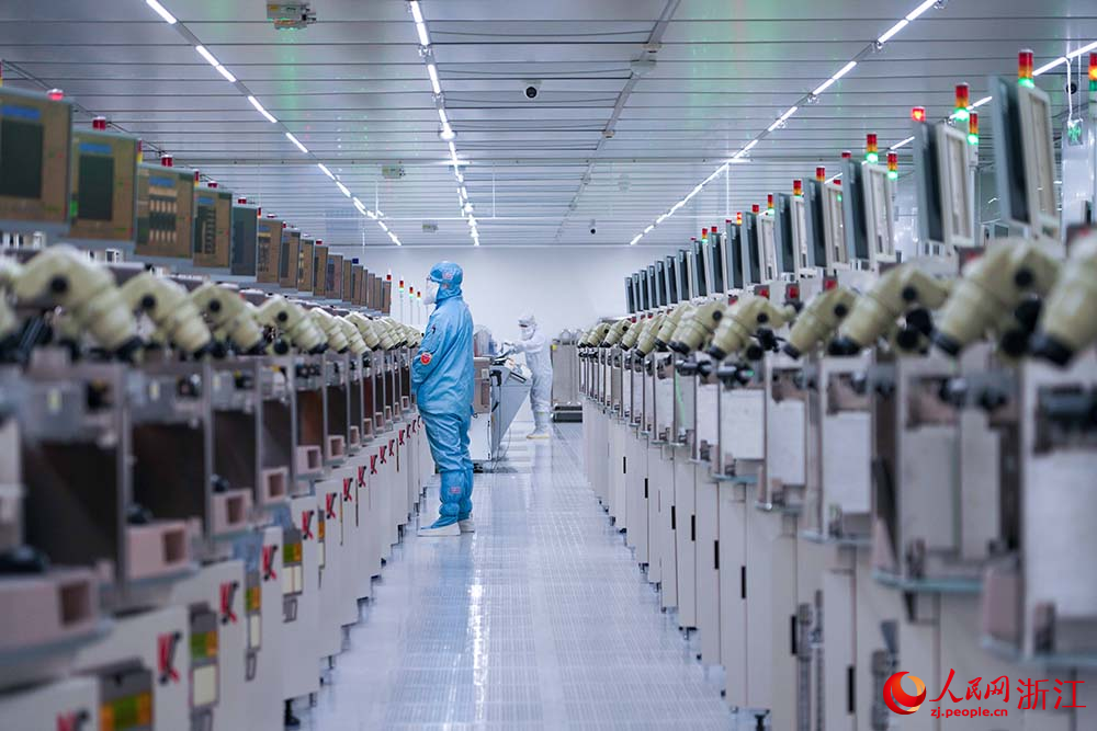 近日，在浙江省余姚市中意寧波生態園一封測企業的自動化生產線，依托智能控制系統，實現全流程數字化管控，大幅提升生產效能。人民網 章勇濤攝