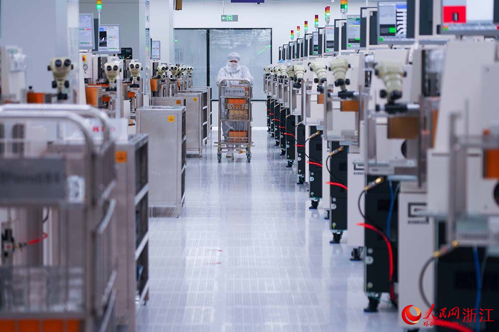 近日，在浙江省余姚市中意寧波生態園一封測企業的自動化生產線，依托智能控制系統，實現全流程數字化管控，大幅提升生產效能。人民網 章勇濤攝