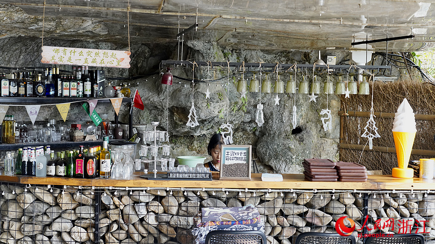 巖洞自然餐廳。人民網記者 郭揚攝