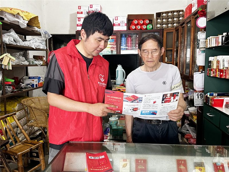 “香溢”志愿者向零售戶宣傳民法典。張穎攝