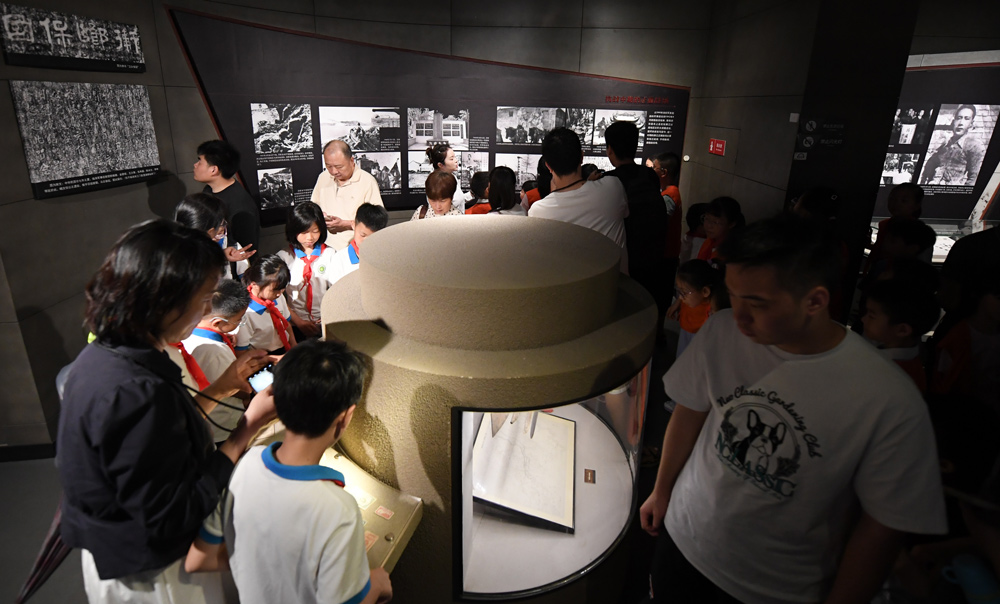 8月15日，小學生在抗日戰爭勝利浙江受降紀念館參觀。翁忻旸攝