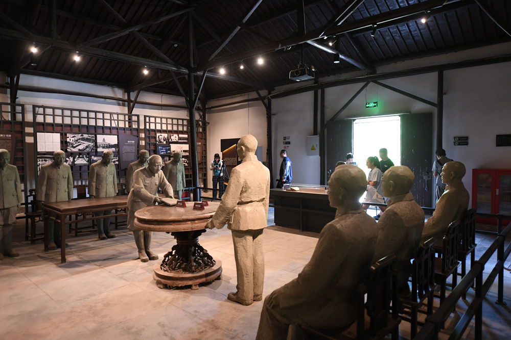 8月15日，人們在抗日戰爭勝利浙江受降紀念館參觀。翁忻旸攝