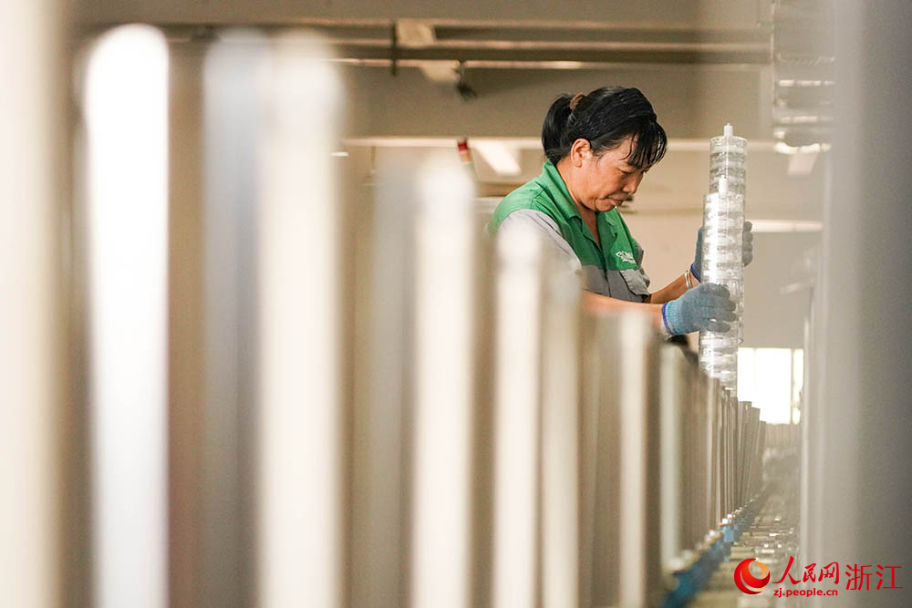 在浙江省臺州市黃巖區高橋街道一家水泵生產車間內，工人正在趕制訂單。人民網 章勇濤攝