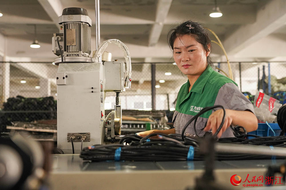 在浙江省臺州市黃巖區高橋街道一家水泵生產車間內，工人正在趕制訂單。人民網 章勇濤攝
