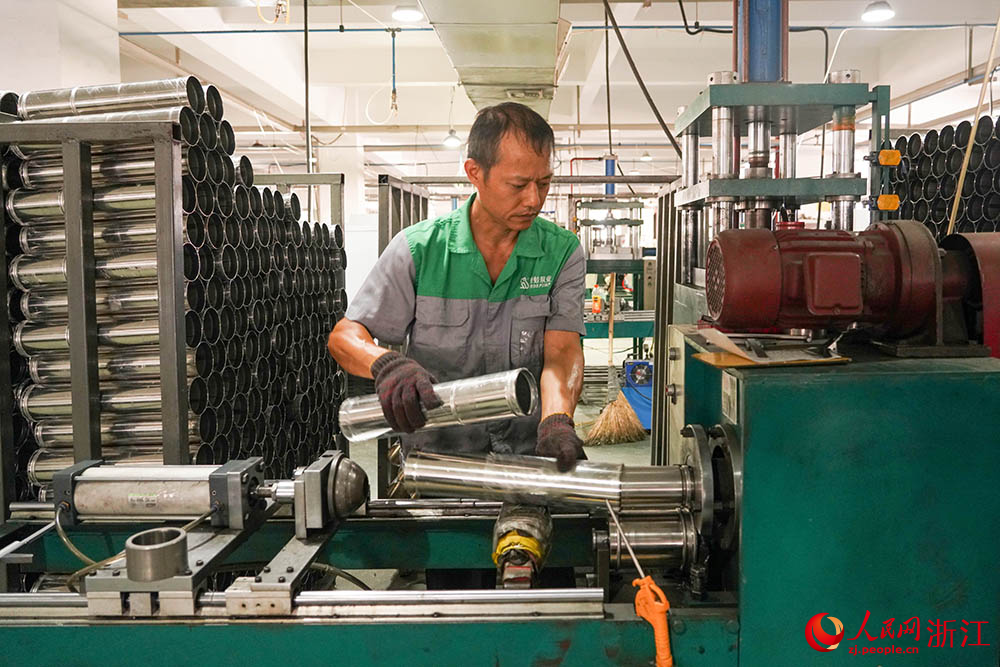 在浙江省臺州市黃巖區高橋街道一家水泵生產車間內，工人正在趕制訂單。人民網 章勇濤攝