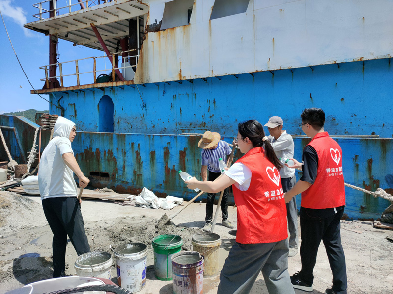 “香溢”志愿者為漁區勞動者“送清涼”。徐暉攝