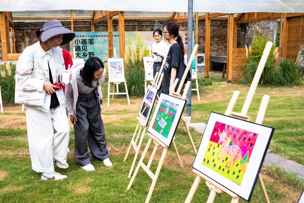 現場展出近百幅獲獎畫作，構成多彩畫廊。周衍平攝