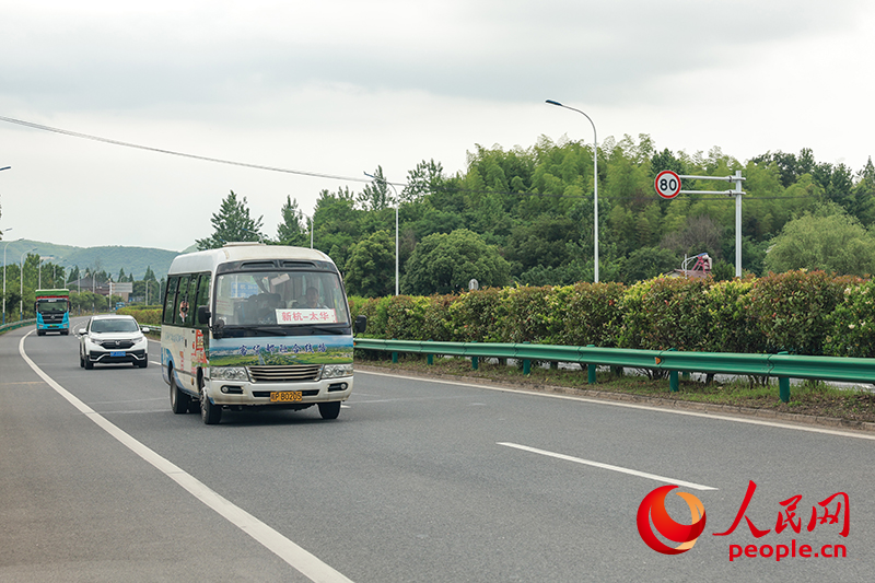 行駛在皖蘇交界處的跨省公交。人民網記者 張俊攝