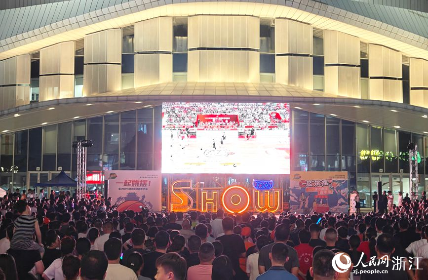 在余姚市公共文化中心特別設置的“浙BA”直播觀賽點，市民熱情高漲。人民網記者 張帆攝
