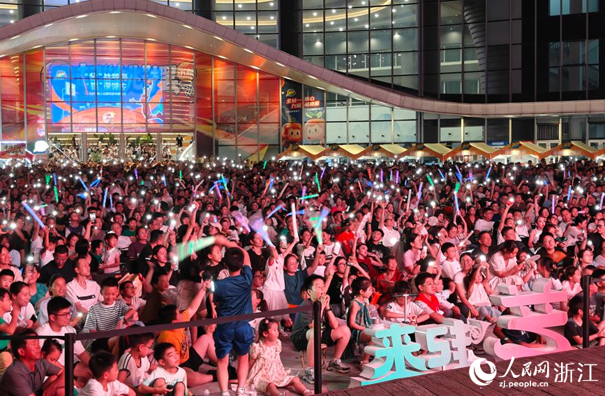 在余姚市公共文化中心特別設置的“浙BA”直播觀賽點，市民熱情高漲。人民網記者 張帆攝