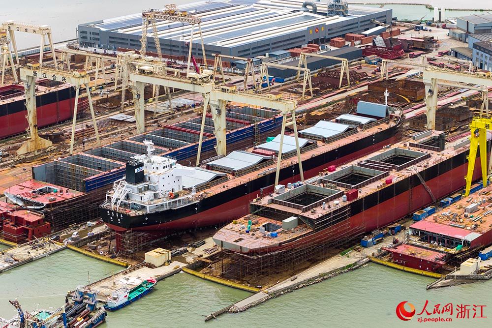 近日，在浙江省溫嶺市松門鎮一家造船企業，各類大型船舶正在建造，現場一派繁忙景象。人民網 章勇濤攝