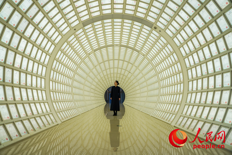 位于方太集團總部的專利墻，展示了方太部分專利。人民網 章勇濤攝