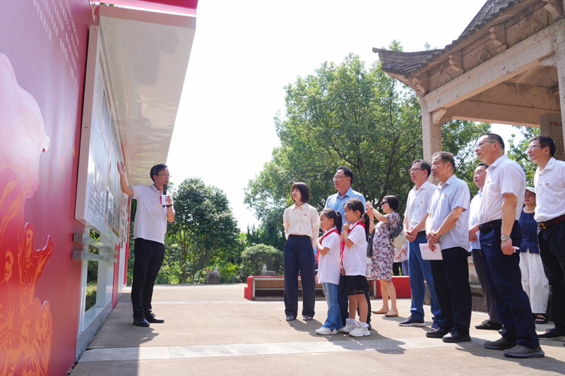 參觀長廊，聆聽講解。九龍湖鎮供圖