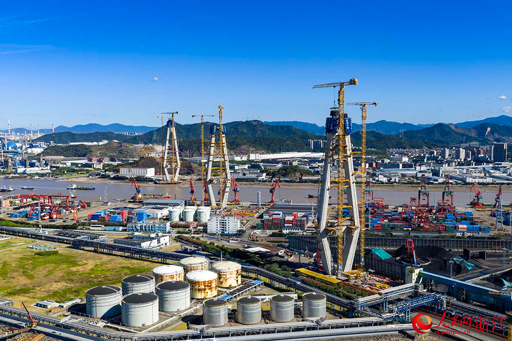 空中俯瞰杭甬復線寧波三期項目甬江特大橋施工現場。人民網 章勇濤攝