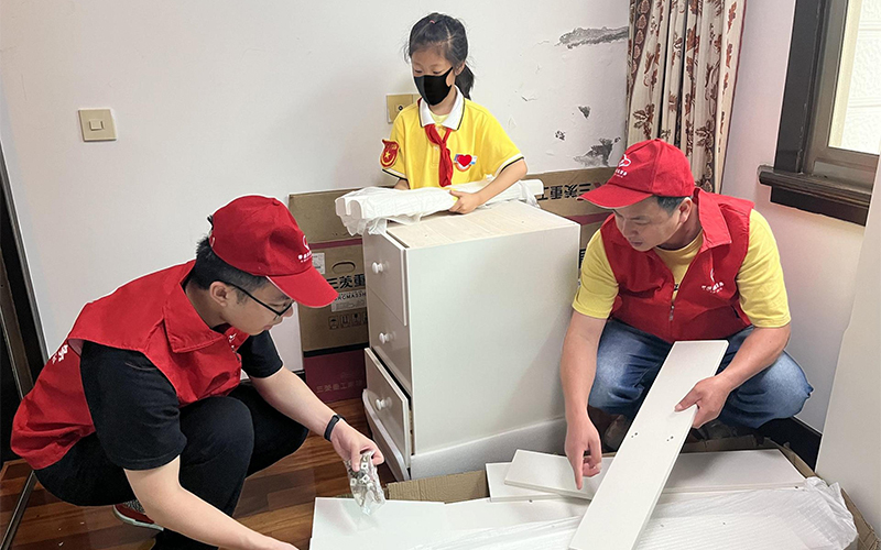 “微心愿”活動中，志愿者為結對學生贈送學習書桌。岱山縣煙草專賣局供圖