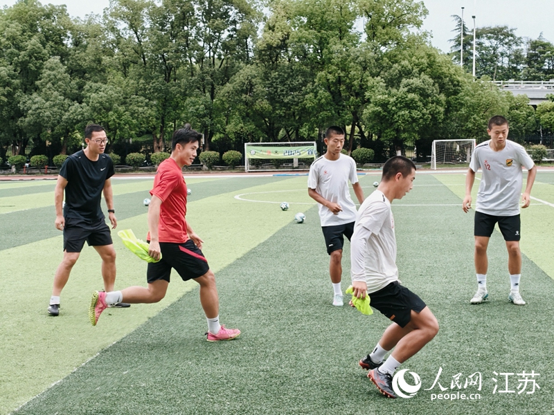 6月27日，“蘇超”南京隊球員李加俊回母校與校隊球員一起進行“搶圈”訓練。 人民網 鞠峰攝