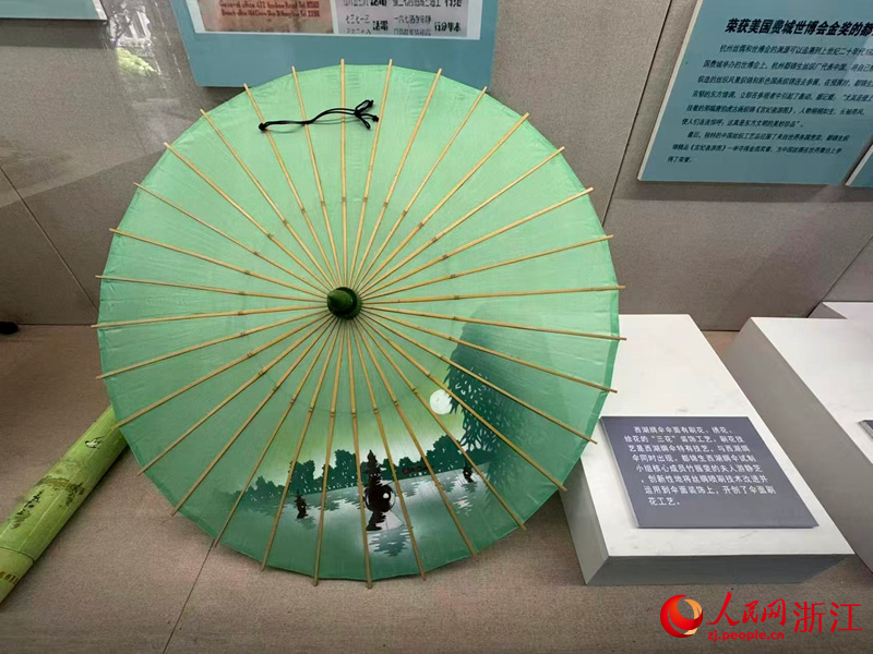 博物館內展覽的西湖綢傘。人民網 陳陸洵攝