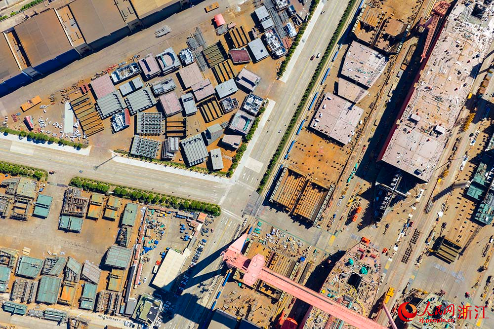 空中俯瞰浙江省舟山市定海工業園區的長宏國際船舶修造有限公司。人民網 章勇濤攝