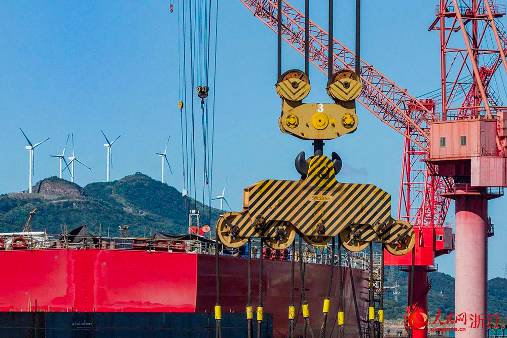 近日，在浙江省舟山市定海工業園區，長宏國際船舶修造有限公司各類機械化設備有序運轉。人民網 章勇濤攝
