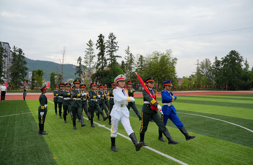 邵武市八一希望小學在開學典禮上舉辦升旗儀式。邵武市八一希望小學供圖