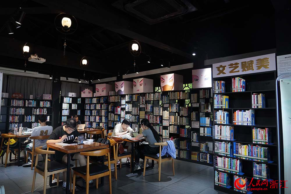 浙江省溫州市鹿城區的城市書房內，不少市民在閱讀學習。人民網 章勇濤攝