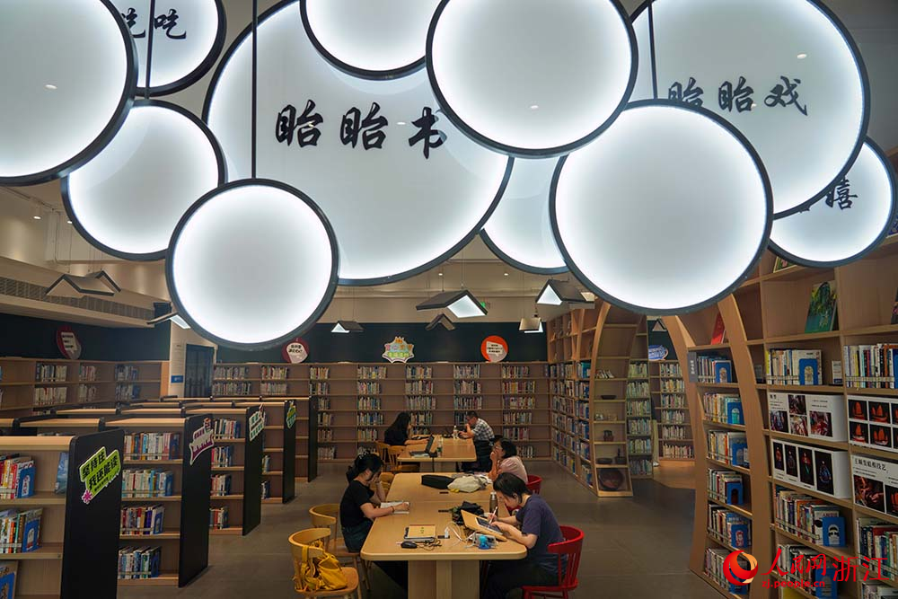 浙江省溫州市鹿城區的城市書房內，不少市民在閱讀學習。人民網 章勇濤攝