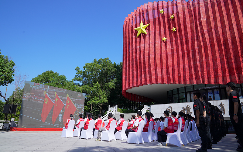 收看電視直播。瑞安市委宣傳部供圖