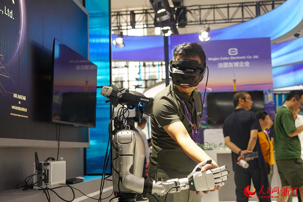 9月5日，參會人員演示體驗人形機器人視角。人民網 章勇濤攝