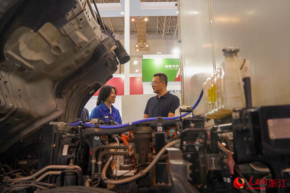 9月5日，搭載由國氫科技寧波綠動氫能研究院自主開發的氫燃料電池動力系統的氫能物流車亮相第十五屆智博會。人民網 章勇濤攝