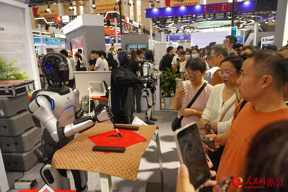 9月5日，人形機器人在寫書法。人民網 章勇濤攝