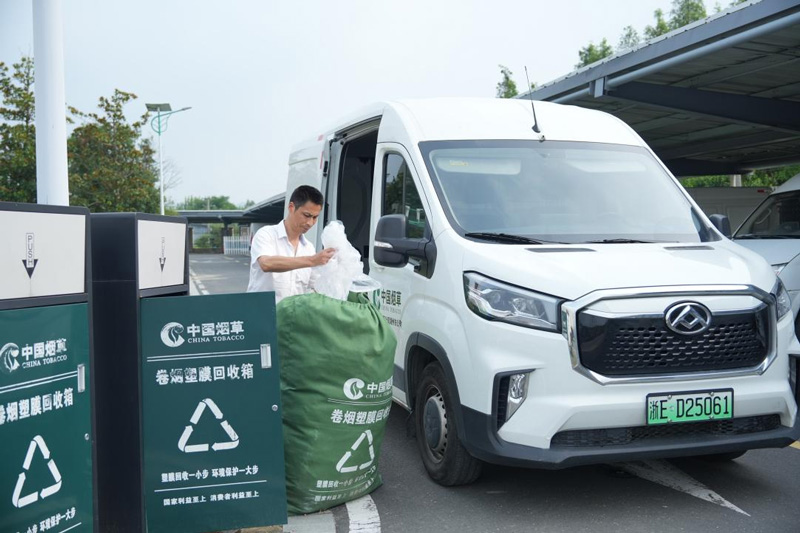 湖州煙草送貨員將回收塑膜帶回物流園區集中處理。唐赟秋攝