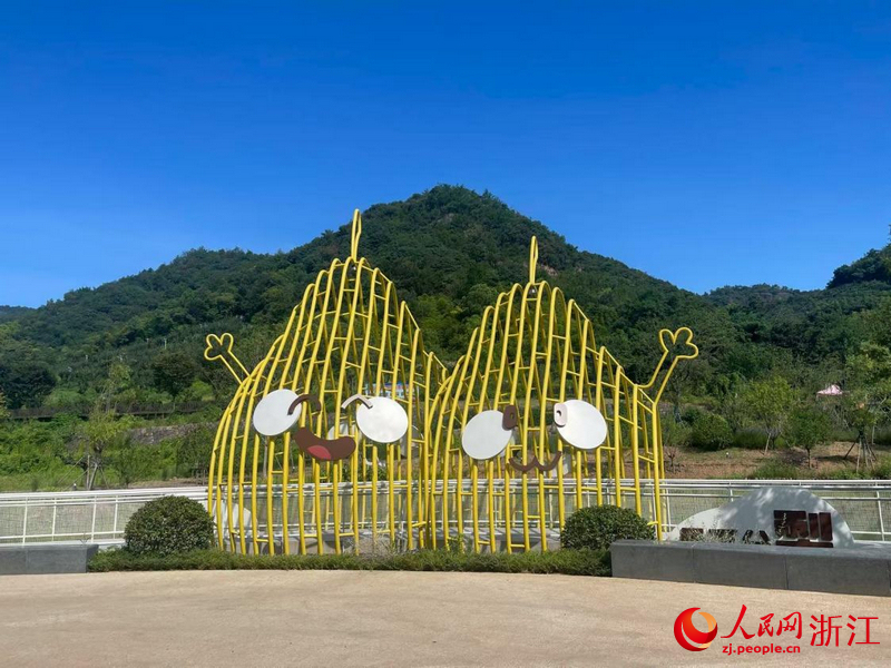 李祖村口，豎立著梨寶寶藝術裝置。人民網記者 王麗瑋攝