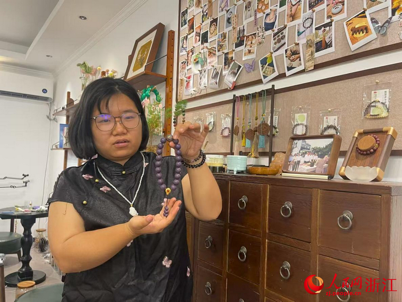方天寧展示她手工制作的合香珠手串。人民網記者 王麗瑋攝