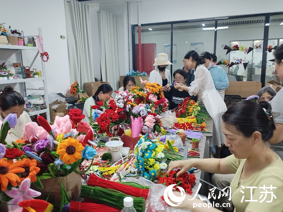 工人趕制“扭扭花”。人民網 李欣陽攝