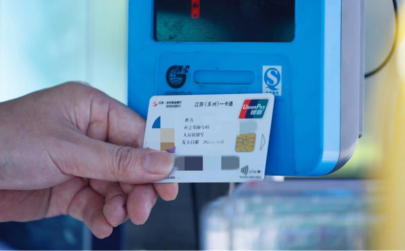 在嘉善，非戶籍老人可刷第三代社?？ㄏ硎芎图紊茟艏先送却?，免費乘坐公交。鄭之恒攝