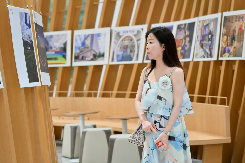 觀眾在觀看“江北·超乎想像”江北區攝影家協會團體展。沈國峰攝