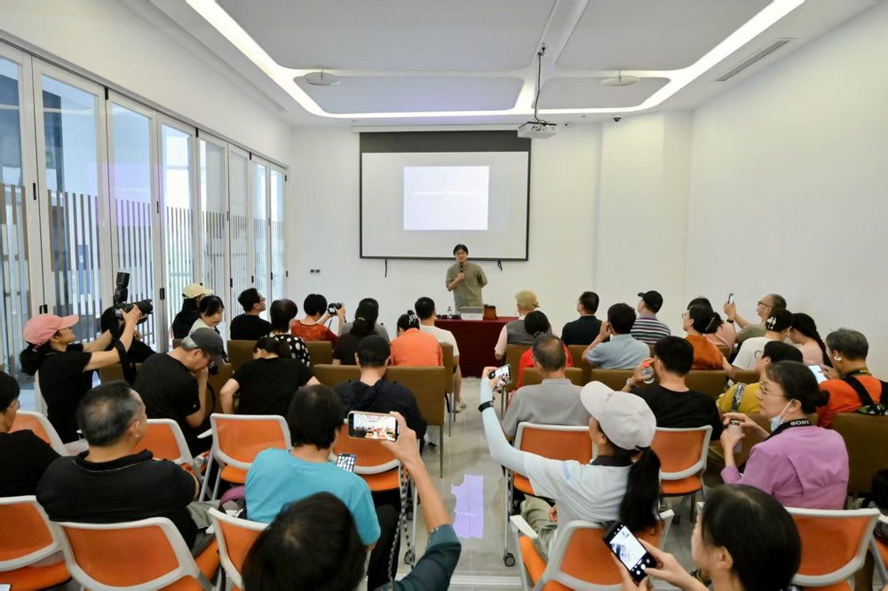 在寧波市江北區，攝影家王芯克帶來主題講座《捕捉尋常閃光點的堅守與創新》。沈國峰攝