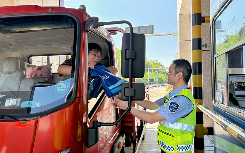 未來城收費站迎來了第100萬輛貨車通行。鄭宇航攝