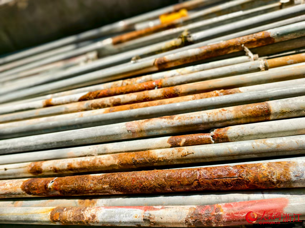 朗詩國際街區7幢銹蝕的燃氣管道。人民網 康夢琦攝