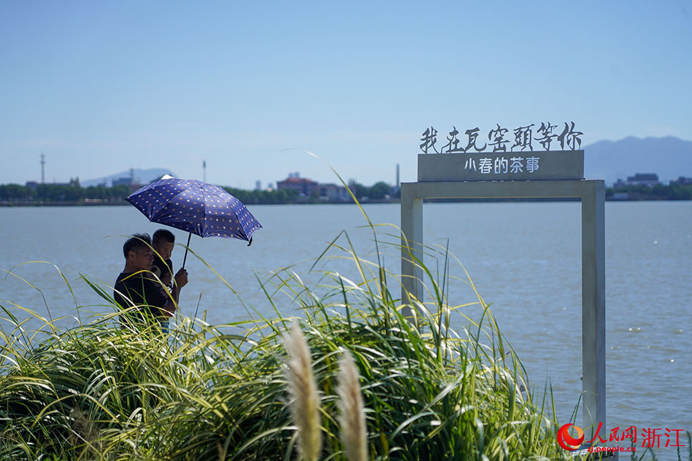 游客在浙江省慈溪市觀海衛鎮雙湖村游玩。人民網 章勇濤攝