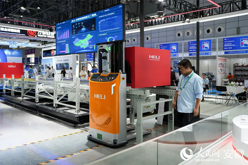 2024世界制造業大會上，合力將智能數據工廠系統帶進展會。人民網記者 王銳攝