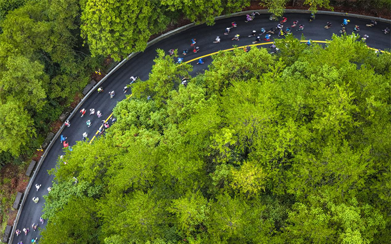 蜿蜒的賽道在山間延伸。朱偉攝