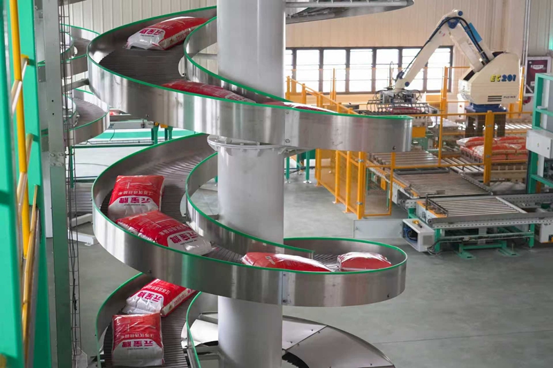 益海嘉里淮安生產車間的輸送帶。吳驪珠攝