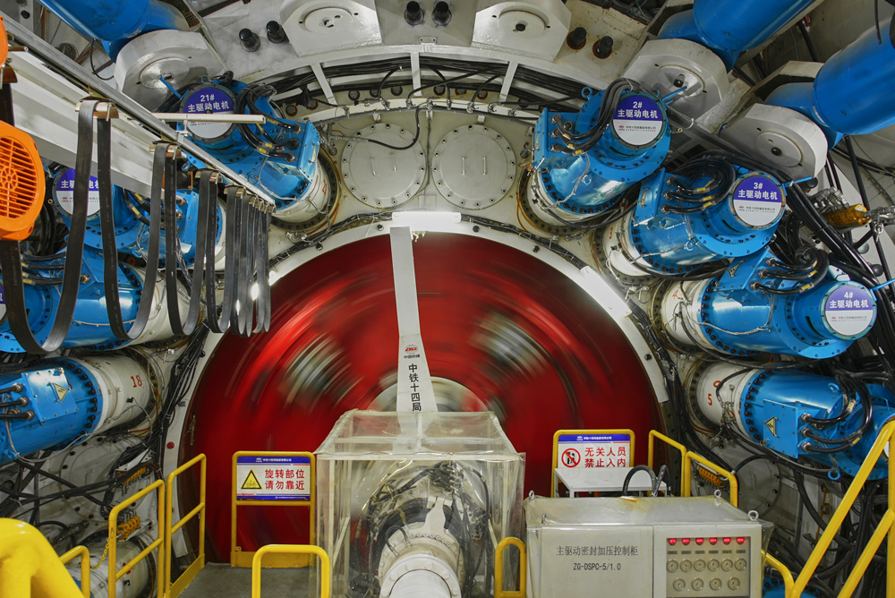 盾構機“甬舟號”施工現場。羅博文攝