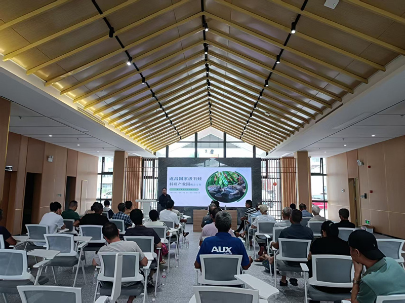 金竹鎮石蛙意向養殖戶和干部一同參加學習培訓。遂昌縣委宣傳部供圖