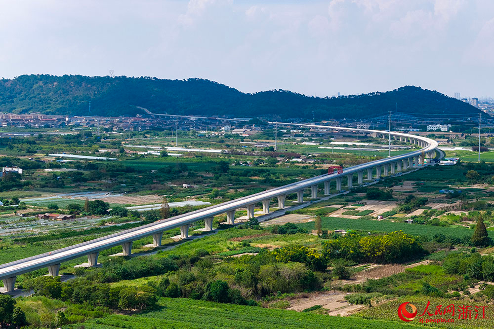 空中俯瞰寧波至慈溪市域（郊）鐵路觀海衛段施工現場。人民網 章勇濤攝