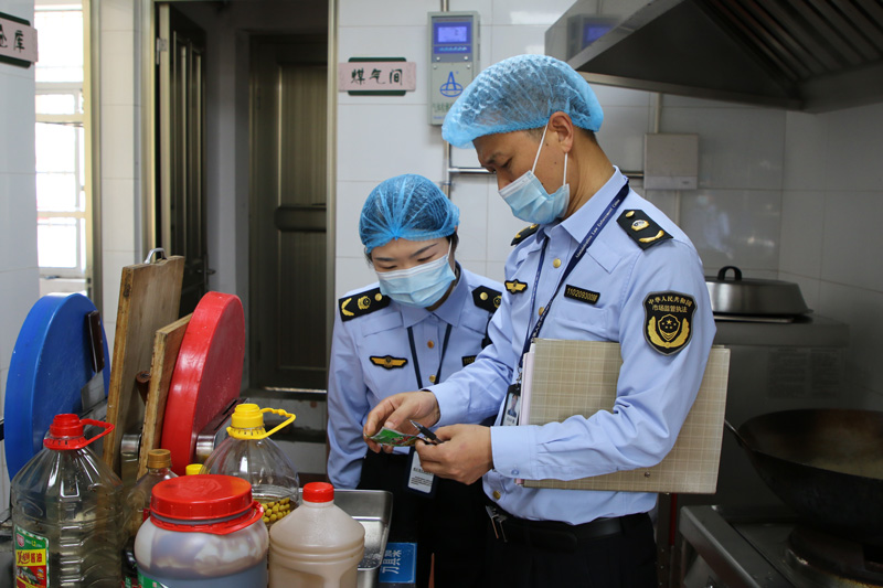 執法人員在后廚檢查。寧?？h委宣傳部供圖