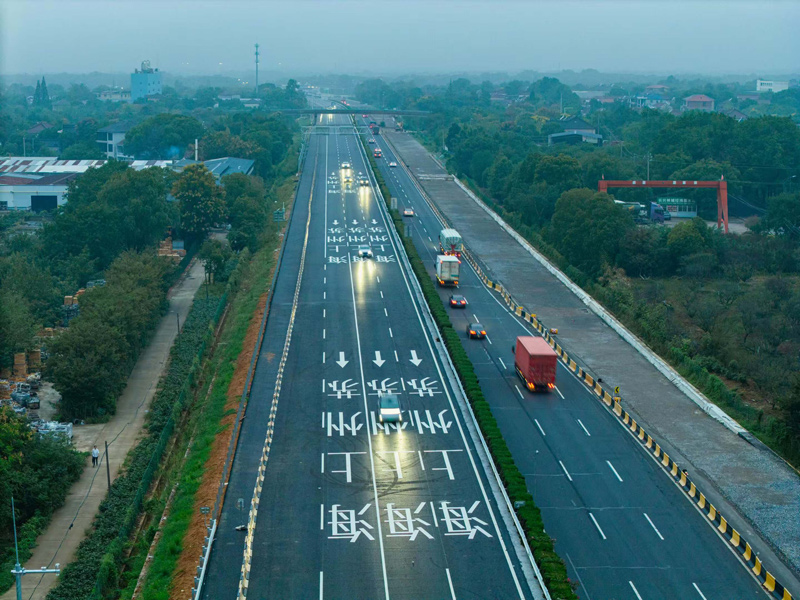 標志著申蘇浙皖高速泗安樞紐至長興西互通段滬向道路正式恢復通行。